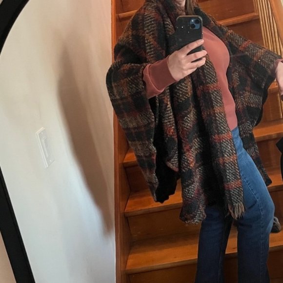 Weave Of The Irish Shaw Wrap - Picture 6 of 7